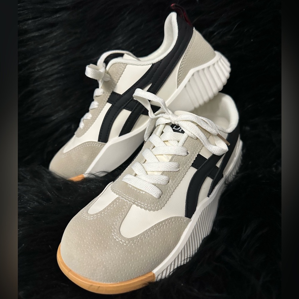 Trendy sneakers by DeFlorance